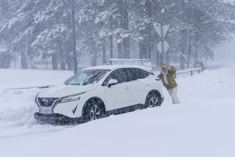 Kaos u Korenici, situacija se pogor&scaron;ava: Spa&scaron;ena obitelji s malom djecom