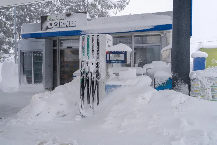 Kaos u Korenici, situacija se pogor&scaron;ava: Spa&scaron;ena obitelji s malom djecom