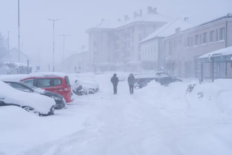 Kaos u Korenici, situacija se pogor&scaron;ava: Spa&scaron;ena obitelji s malom djecom