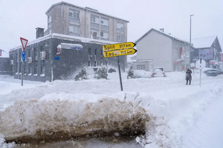 Kaos u Korenici, situacija se pogor&scaron;ava: Spa&scaron;ena obitelji s malom djecom
