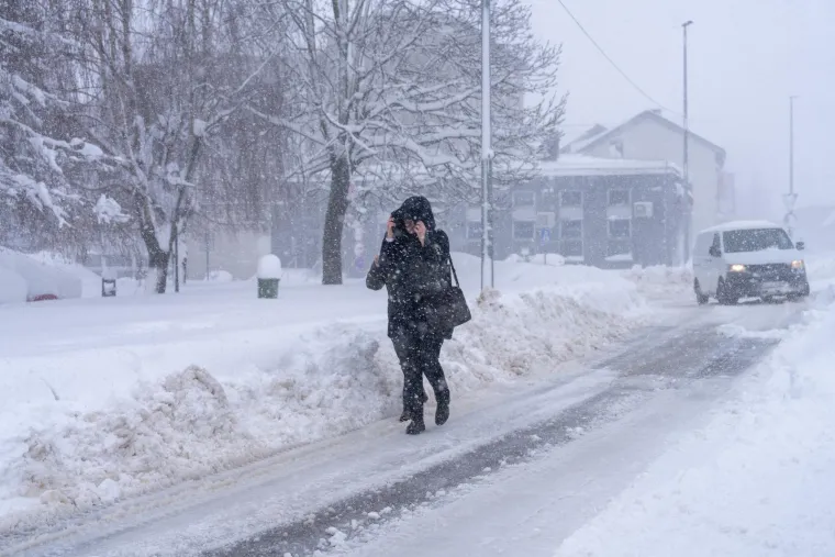 Kaos u Korenici, situacija se pogor&scaron;ava: Spa&scaron;ena obitelji s malom djecom