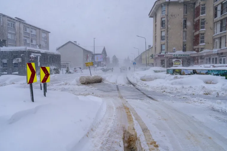 Kaos u Korenici, situacija se pogor&scaron;ava: Spa&scaron;ena obitelji s malom djecom