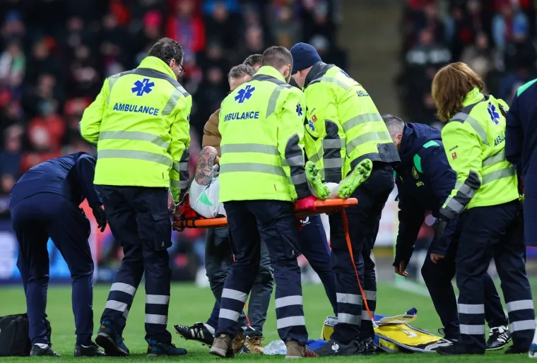 Nogometa&scaron; ostao nepomično ležati, stadion je utihnuo i uslijedila je drama