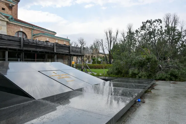 Uni&scaron;teni grobovi na Mirogoju, oluja sru&scaron;ila 200 stabala: 'Molim vas da ne dolazite'