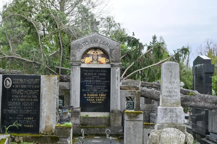 Uni&scaron;teni grobovi na Mirogoju, oluja sru&scaron;ila 200 stabala: 'Molim vas da ne dolazite'