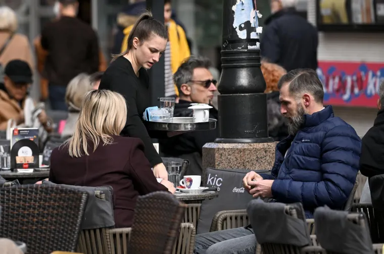 Svi su se okretali za dekolteom: Brojne ljepotice 'zapalile' zagrebačku &scaron;picu