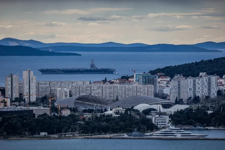 Fascinantni novi prizori američke grdosije u Splitu: Pogledajte tu veličinu u odnosu na grad