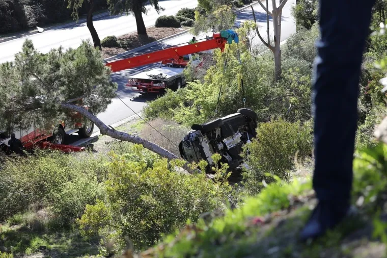 Kontroverzna zvijezda napustila zatvor otečena lica, a automobil je u jo&scaron; gorem stanju