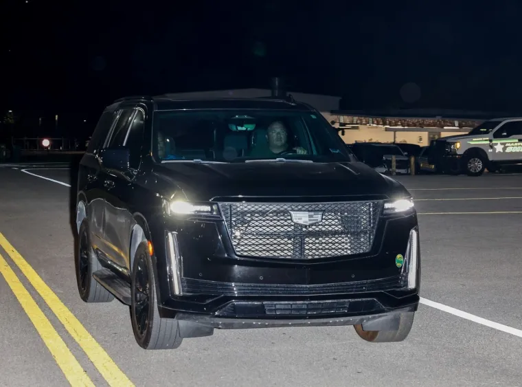 Kontroverzna zvijezda napustila zatvor otečena lica, a automobil je u jo&scaron; gorem stanju