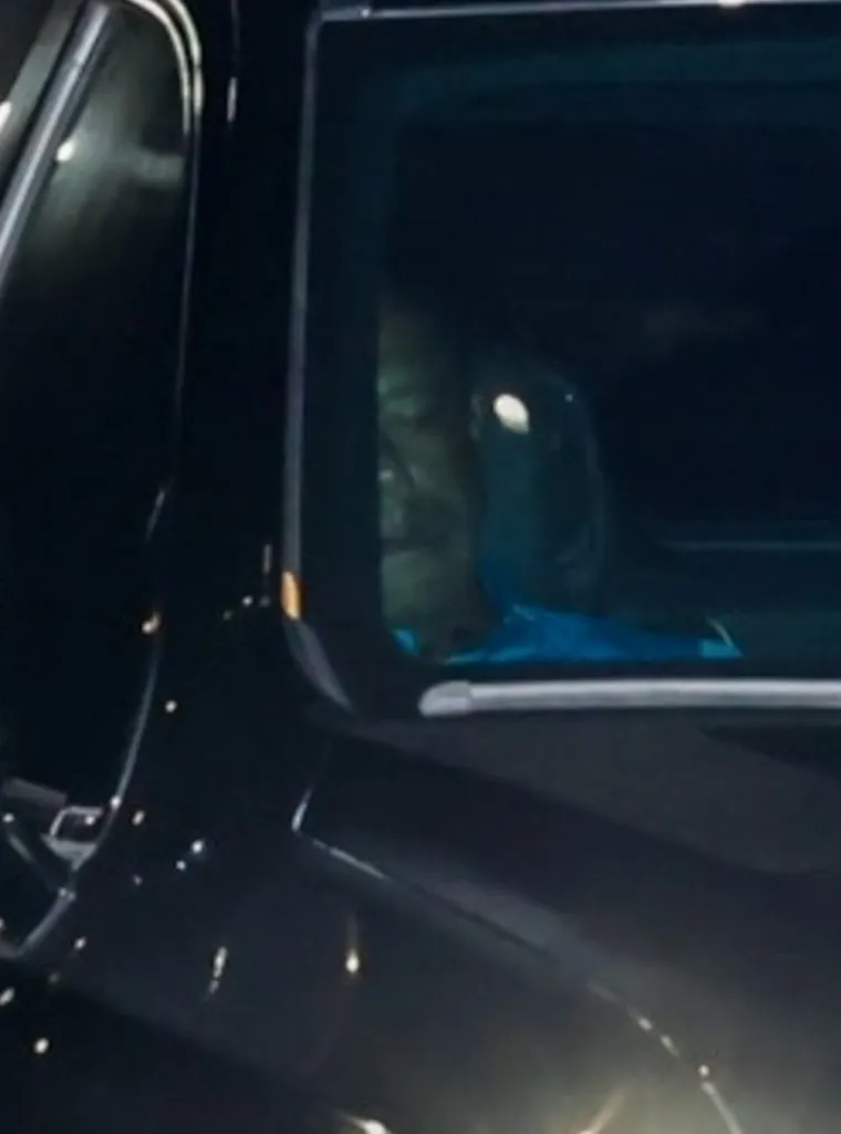 Kontroverzna zvijezda napustila zatvor otečena lica, a automobil je u jo&scaron; gorem stanju