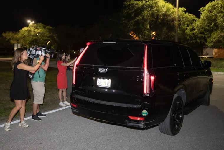 Kontroverzna zvijezda napustila zatvor otečena lica, a automobil je u jo&scaron; gorem stanju