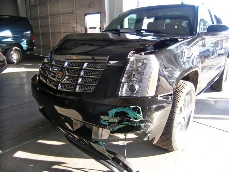 Kontroverzna zvijezda napustila zatvor otečena lica, a automobil je u jo&scaron; gorem stanju