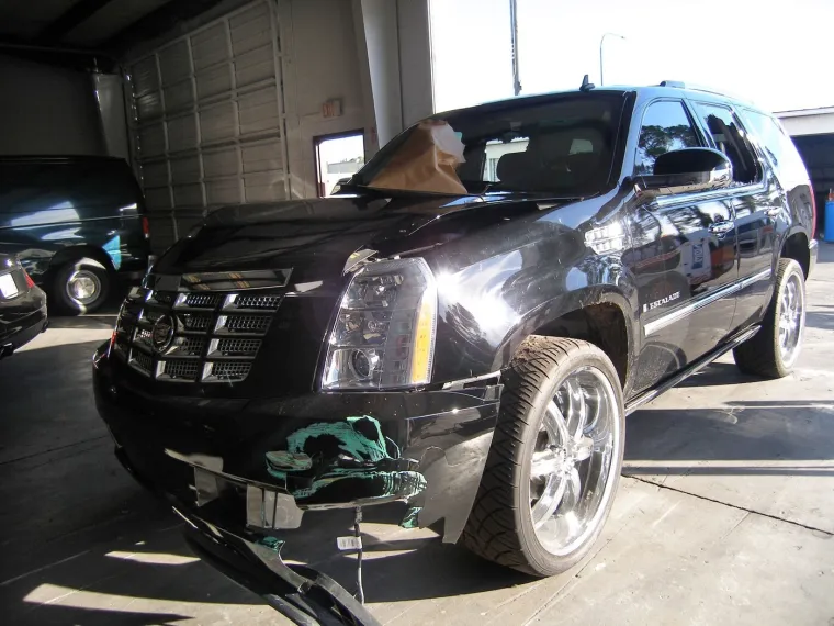 Kontroverzna zvijezda napustila zatvor otečena lica, a automobil je u jo&scaron; gorem stanju