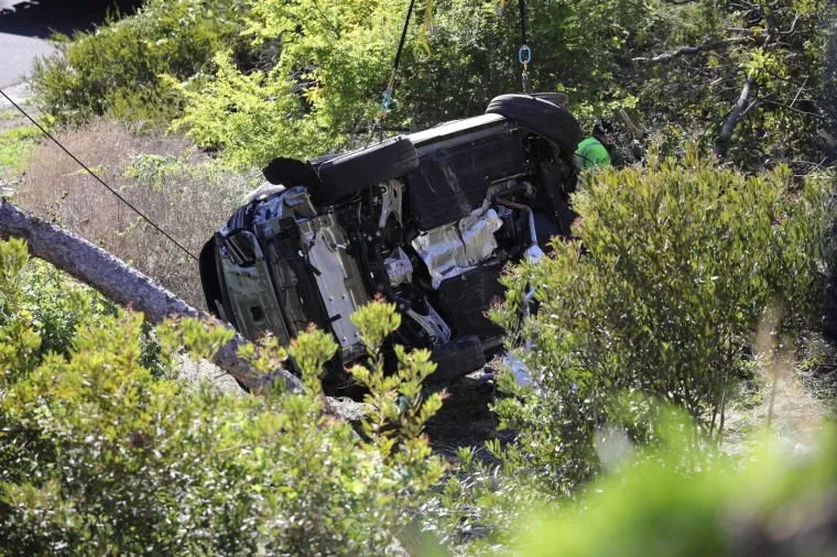 Kontroverzna zvijezda napustila zatvor otečena lica, a automobil je u jo&scaron; gorem stanju