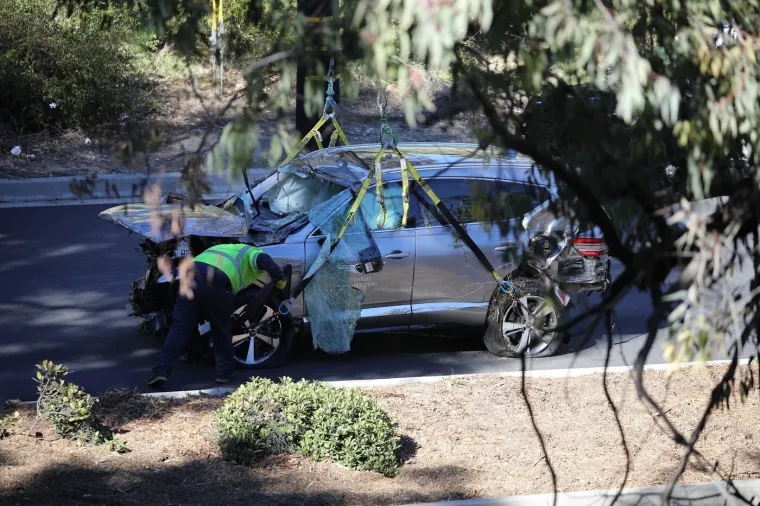 Kontroverzna zvijezda napustila zatvor otečena lica, a automobil je u jo&scaron; gorem stanju