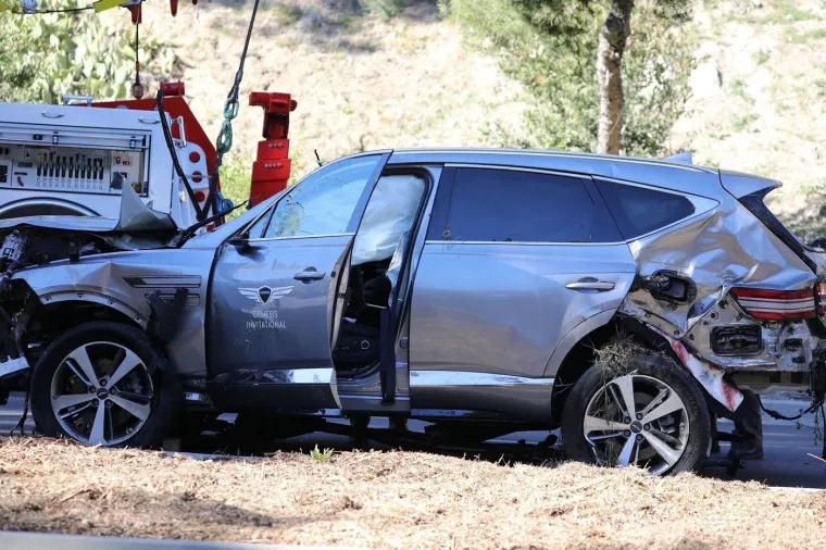 Kontroverzna zvijezda napustila zatvor otečena lica, a automobil je u jo&scaron; gorem stanju