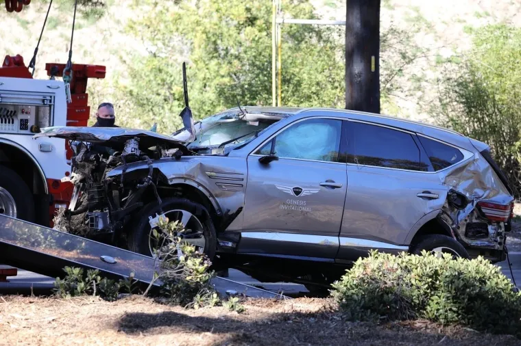 Kontroverzna zvijezda napustila zatvor otečena lica, a automobil je u jo&scaron; gorem stanju