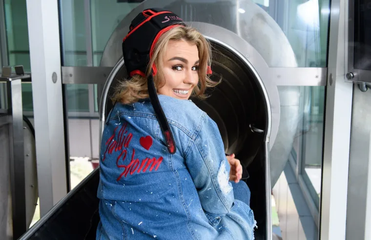 Zovu je najzgodnijom &scaron;kotskom pjevačicom: Kada vidite fotografije bit će vam jasno i za&scaron;to