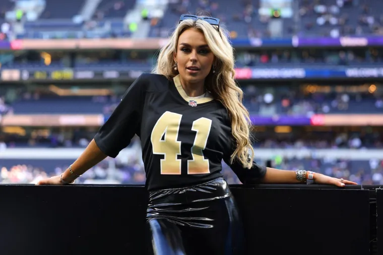 Zovu je najzgodnijom &scaron;kotskom pjevačicom: Kada vidite fotografije bit će vam jasno i za&scaron;to