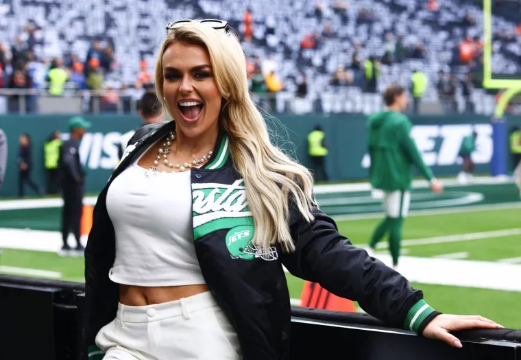 Zovu je najzgodnijom &scaron;kotskom pjevačicom: Kada vidite fotografije bit će vam jasno i za&scaron;to