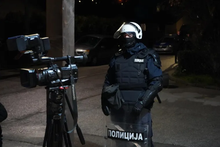 Sijevale &scaron;ake, obračuni i deseci ozlijeđenih u Srbiji: Pogledajte ove prizore