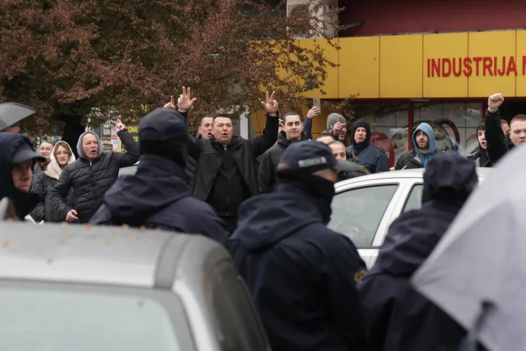 Sijevale &scaron;ake, obračuni i deseci ozlijeđenih u Srbiji: Pogledajte ove prizore