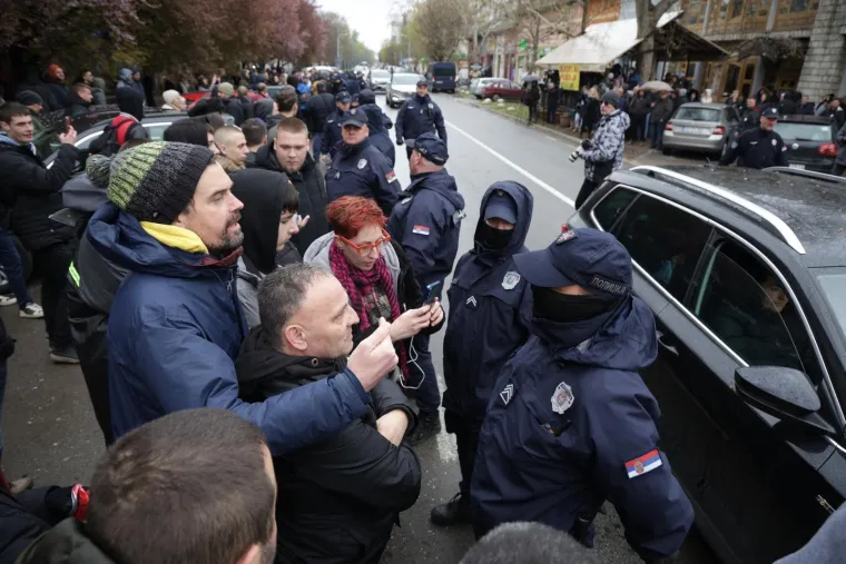 Sijevale &scaron;ake, obračuni i deseci ozlijeđenih u Srbiji: Pogledajte ove prizore