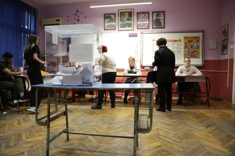 Sijevale &scaron;ake, obračuni i deseci ozlijeđenih u Srbiji: Pogledajte ove prizore