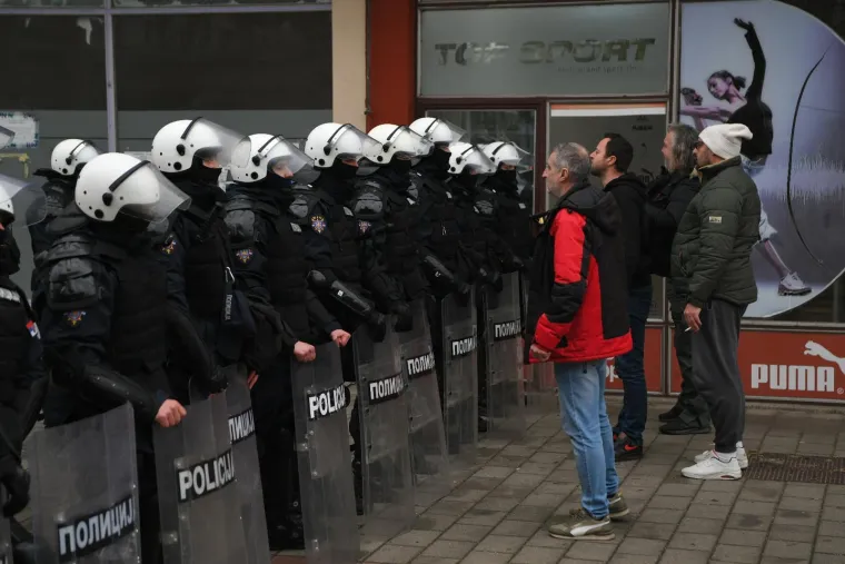 Sijevale &scaron;ake, obračuni i deseci ozlijeđenih u Srbiji: Pogledajte ove prizore