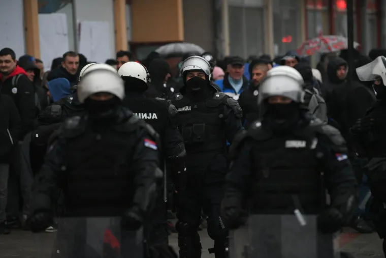 Sijevale &scaron;ake, obračuni i deseci ozlijeđenih u Srbiji: Pogledajte ove prizore