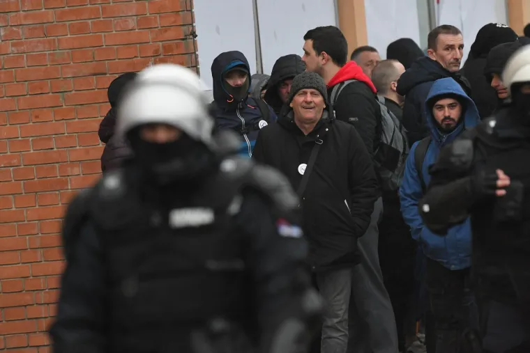 Sijevale &scaron;ake, obračuni i deseci ozlijeđenih u Srbiji: Pogledajte ove prizore