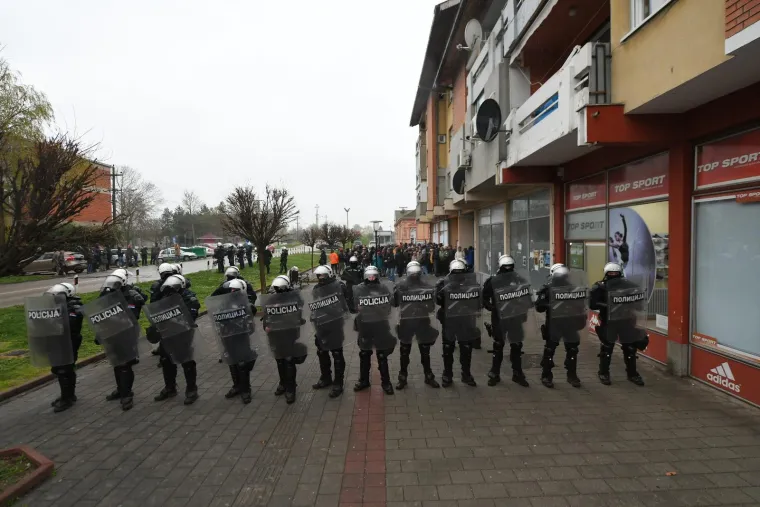 Sijevale &scaron;ake, obračuni i deseci ozlijeđenih u Srbiji: Pogledajte ove prizore
