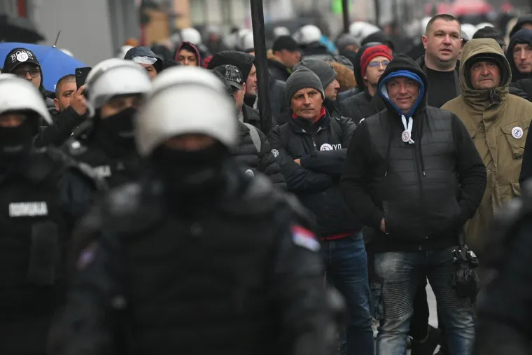 Sijevale &scaron;ake, obračuni i deseci ozlijeđenih u Srbiji: Pogledajte ove prizore