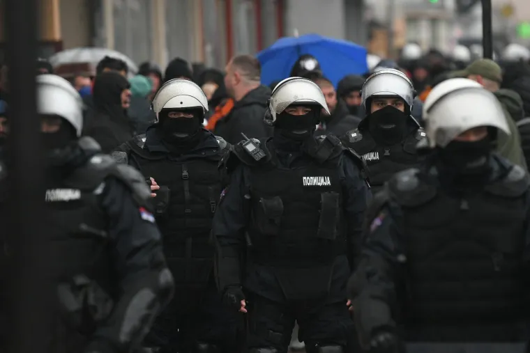 Sijevale &scaron;ake, obračuni i deseci ozlijeđenih u Srbiji: Pogledajte ove prizore