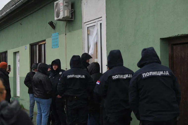 Sijevale &scaron;ake, obračuni i deseci ozlijeđenih u Srbiji: Pogledajte ove prizore