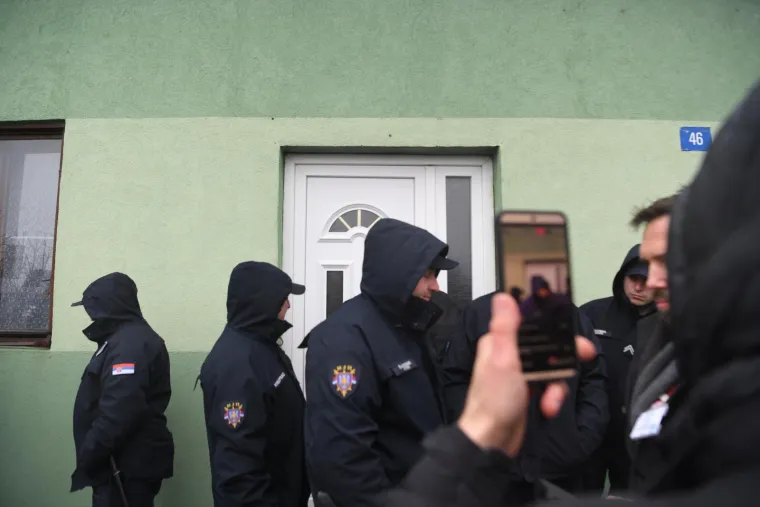 Sijevale &scaron;ake, obračuni i deseci ozlijeđenih u Srbiji: Pogledajte ove prizore