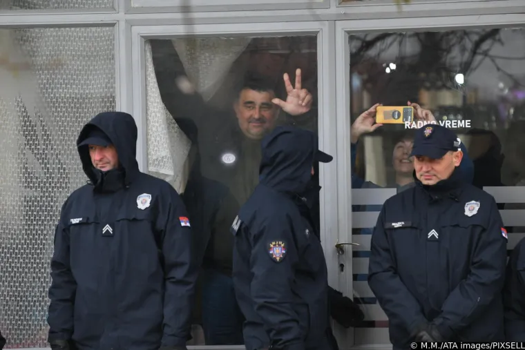 Sijevale &scaron;ake, obračuni i deseci ozlijeđenih u Srbiji: Pogledajte ove prizore