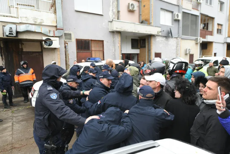 Sijevale &scaron;ake, obračuni i deseci ozlijeđenih u Srbiji: Pogledajte ove prizore