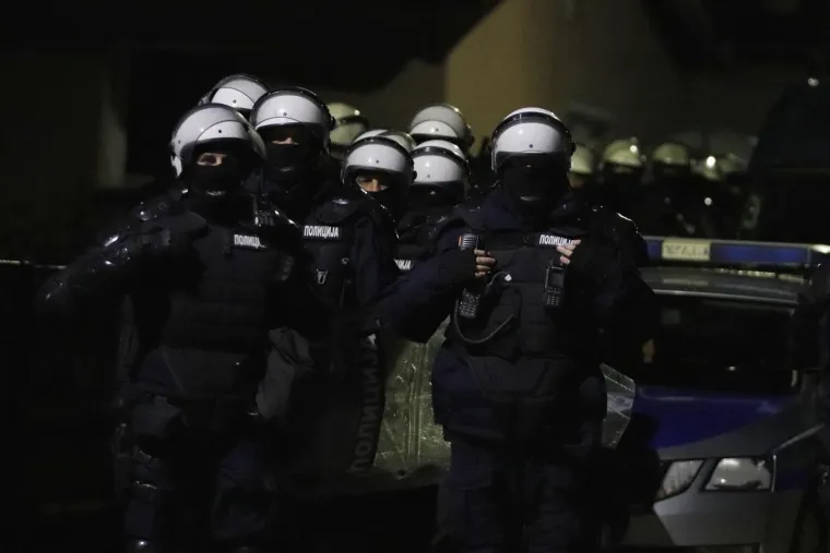 Sijevale &scaron;ake, obračuni i deseci ozlijeđenih u Srbiji: Pogledajte ove prizore