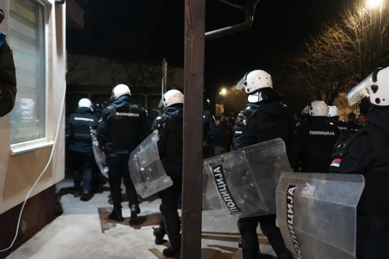 Sijevale &scaron;ake, obračuni i deseci ozlijeđenih u Srbiji: Pogledajte ove prizore