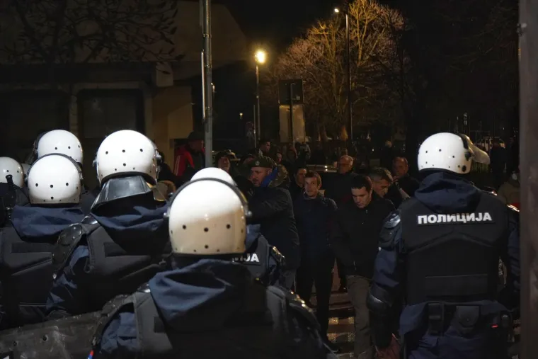 Sijevale &scaron;ake, obračuni i deseci ozlijeđenih u Srbiji: Pogledajte ove prizore