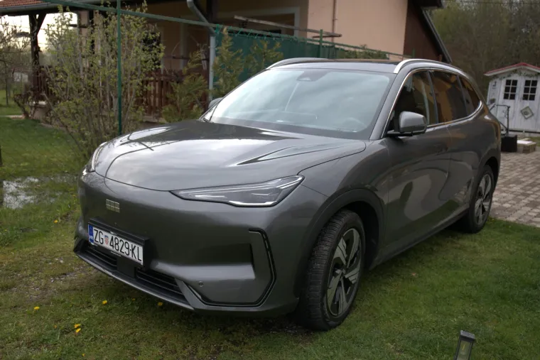 SUV koji ru&scaron;i predrasude: Izgleda skromno, ali iznutra skriva pravu tehnolo&scaron;ku zvijer