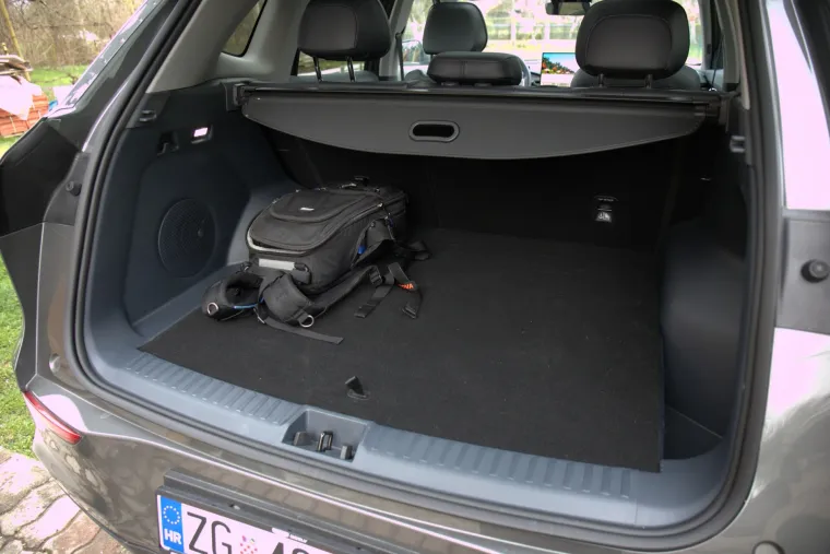 SUV koji ru&scaron;i predrasude: Izgleda skromno, ali iznutra skriva pravu tehnolo&scaron;ku zvijer