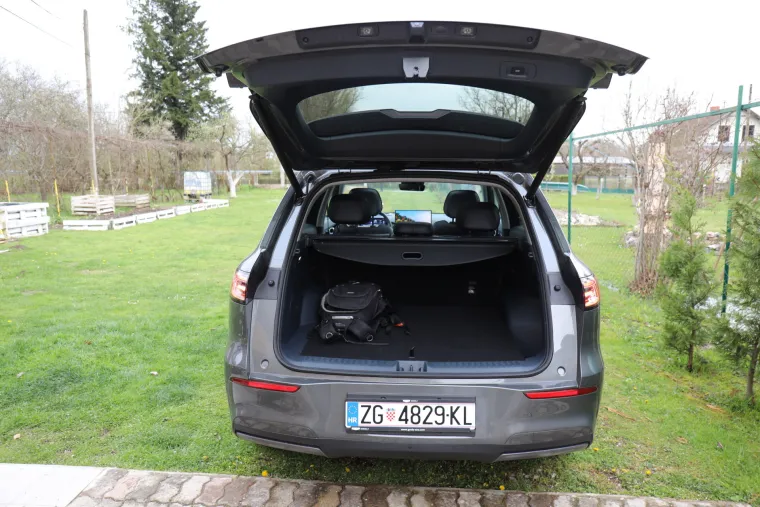 SUV koji ru&scaron;i predrasude: Izgleda skromno, ali iznutra skriva pravu tehnolo&scaron;ku zvijer