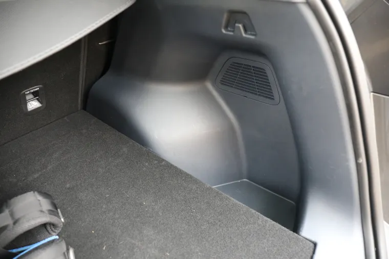 SUV koji ru&scaron;i predrasude: Izgleda skromno, ali iznutra skriva pravu tehnolo&scaron;ku zvijer