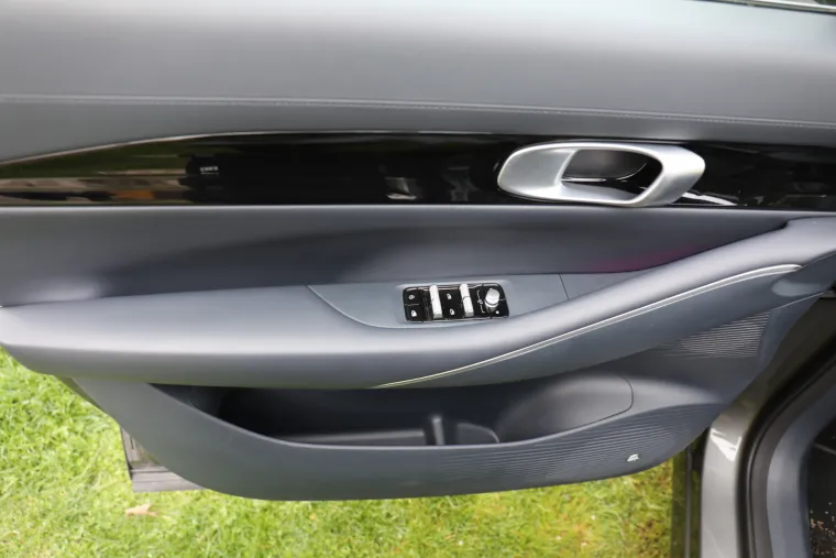 SUV koji ru&scaron;i predrasude: Izgleda skromno, ali iznutra skriva pravu tehnolo&scaron;ku zvijer