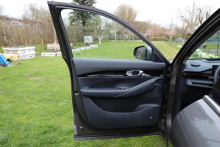 SUV koji ru&scaron;i predrasude: Izgleda skromno, ali iznutra skriva pravu tehnolo&scaron;ku zvijer