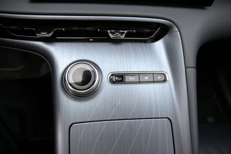 SUV koji ru&scaron;i predrasude: Izgleda skromno, ali iznutra skriva pravu tehnolo&scaron;ku zvijer