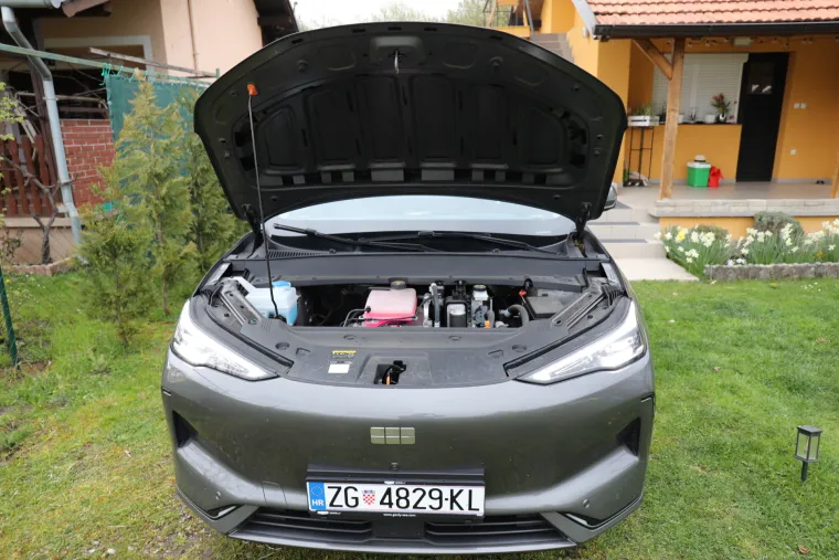 SUV koji ru&scaron;i predrasude: Izgleda skromno, ali iznutra skriva pravu tehnolo&scaron;ku zvijer