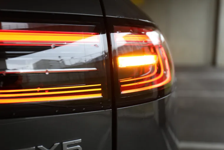 SUV koji ru&scaron;i predrasude: Izgleda skromno, ali iznutra skriva pravu tehnolo&scaron;ku zvijer